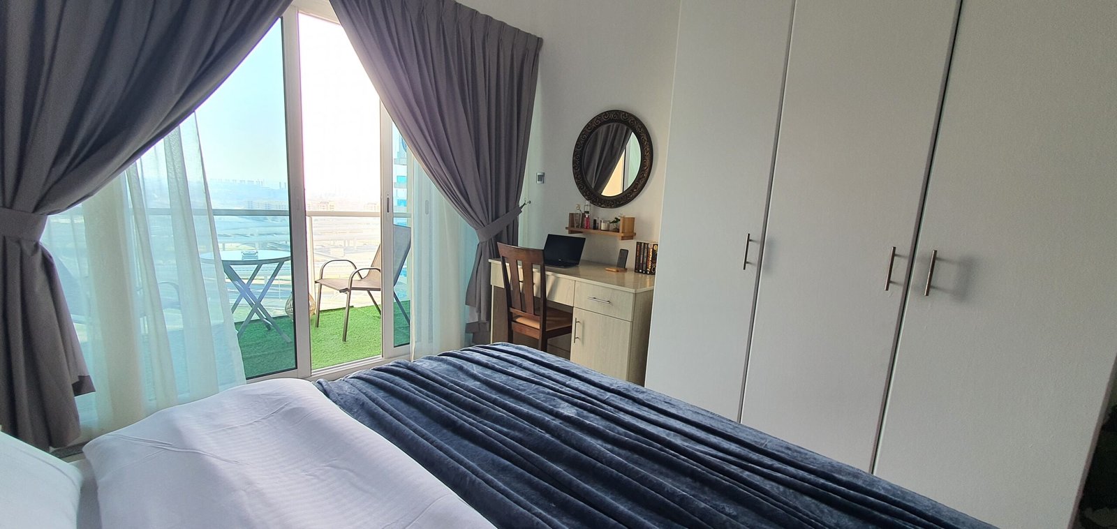 bed-balcony-view
