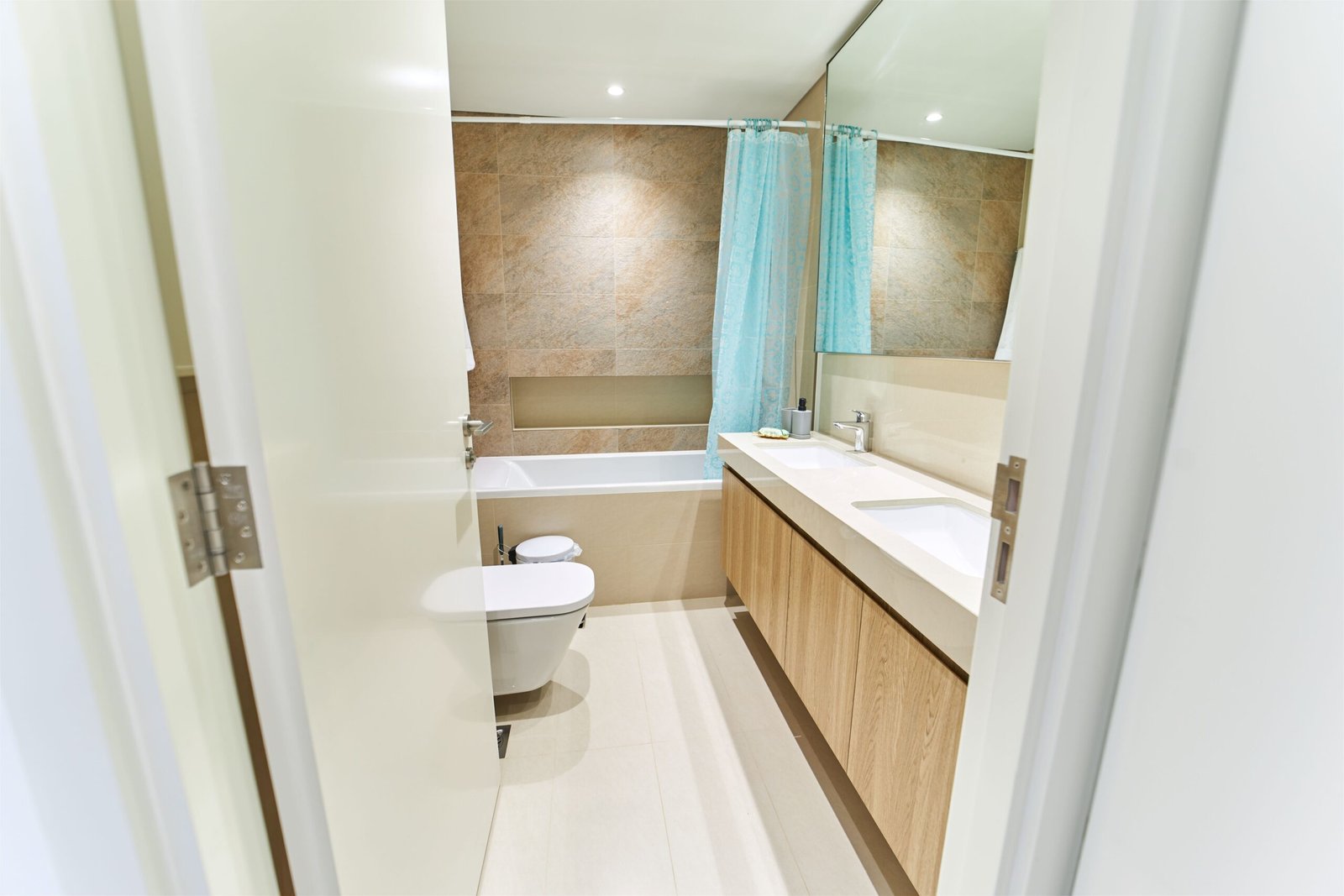 Master-bath-room